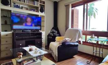 Imagem 3: Casa Espaçosa e Semimobiliada com 3 Dormitórios e Lareira no Partenon!