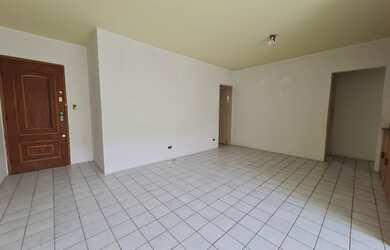 Imagem 5: Apto nascente, ventilação natural, primeiro andar, prédio pilotis, 3 qtos 1 ste, varanda