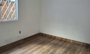 Imagem 3: Casa com 1 quarto (com armários), sala, cozinha americana (com armários), banheiro social