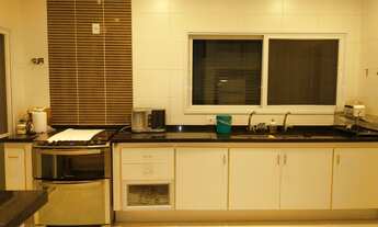 Imagem 5: Casa de condomínio para aluguel possui 390 metros quadrados com 5 quartos