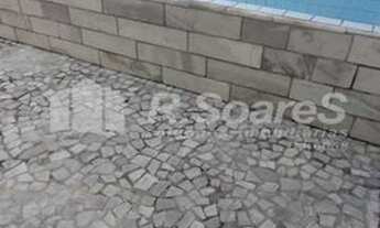 Imagem 2: Casa linear com três quartos sendo 1 suíte, em Bento Ribeiro, na Estrada Henriqque de Melo