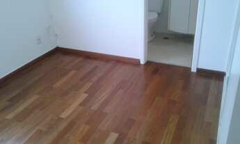 Imagem 6: Apartamento com 2 quartos sendo uma suíte, 1 vaga na garagem, sala com sacada fechada com