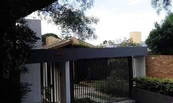 Imagem 5: Linda casa ajardinada em bairro nobre