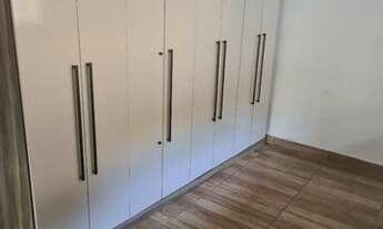 Imagem 7: Casa com 1 quarto (com armários), sala, cozinha americana (com armários), banheiro social