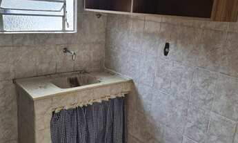 Imagem 5: Casa com 1 quarto (com armários), sala, cozinha americana (com armários), banheiro social