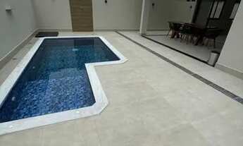 Imagem 4: Casa de alto padrão em condomínio, com 3 suítes e piscina