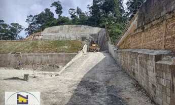 Imagem 7: Terreno todo regularizado com 5.640 m² de área e 35 metros de frente para a rua. Excelente