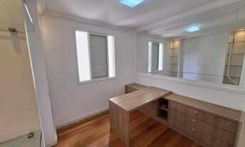 Imagem 7: O imóvel oferece 2 suítes, 1 banheiro, 1 escritório, 1 lavabo, 2 vagas de garagem cobertas