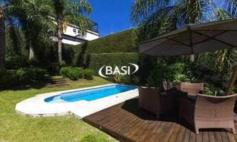 Imagem 2: Casa em condomínio com terreno amplo e piscina