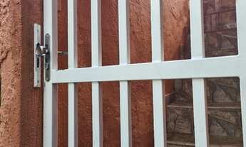 Imagem 2: Casa com 1 quarto (com armários), sala, cozinha americana (com armários), banheiro social