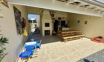 Imagem 3: Sobrado alto padrão com 3 dormitórios e 3 vagas de garagem, com amplo jardim - Camboriú/SC