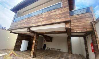 Imagem: Casa sobreposta alta, nova, com 2 dormitórios