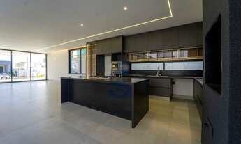 Imagem 3: Sobrado em condominio na Zona Sul com móveis planejados e elevador instalado