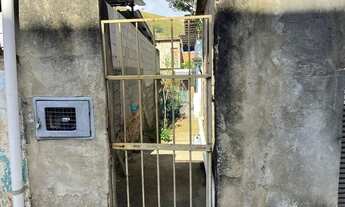 Imagem: Casa com entrada independente, quintal e