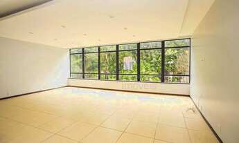 Imagem 2: Amplo Apartamento de Alto Padrão com Estrutura Completa com 4 Quartos na SQS 114 para Alug