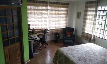 Imagem 3: Sobrado grande de esquina com 3 lojas anexas