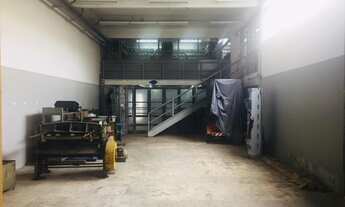 Imagem 2: Prédio com 3 andares, 2 mezaninos, com 927 metros de área construída, 10 vagas, Rua Doutor