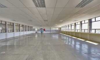 Imagem: Prédio comercial com amplo estacionamento