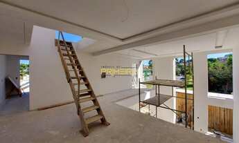 Imagem 2: Casa à venda de alto padrão com amplo terreno 3 suítes 4 vagas no Vista Alegre, Curitiba