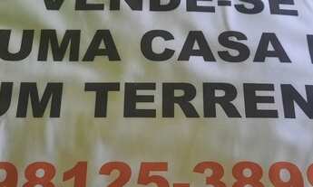 Imagem: Uma casa de madeira e um terreno pronto