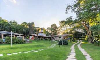 Imagem 2: Linda casa c/ edícula, piscina e muito verde. Lote c/ 3.500 m2!