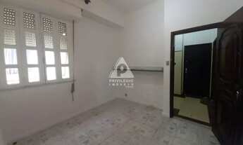 Imagem 2: Quarto e sala em rua cobiçada na quadra da praia!