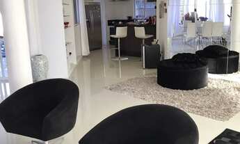 Imagem 2: Casa para aluguel e venda tem 400 metros quadrados com 4 quartos.