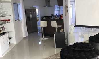 Imagem 6: Casa para aluguel e venda tem 400 metros quadrados com 4 quartos.