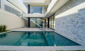 Imagem 10: Sobrado em condominio na Zona Sul com móveis planejados e elevador instalado