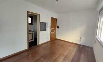 Imagem 3: JK no Centro Histórico de Porto Alegre, com 26,01 m², cozinha com pia e armários, banheiro