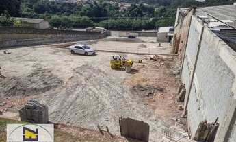 Imagem 5: Terreno todo regularizado com 5.640 m² de área e 35 metros de frente para a rua. Excelente