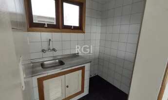 Imagem 4: JK no Centro Histórico de Porto Alegre, com 26,01 m², cozinha com pia e armários, banheiro