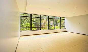 Imagem 3: Amplo Apartamento de Alto Padrão com Estrutura Completa com 4 Quartos na SQS 114 para Alug