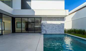 Imagem 11: Sobrado em condominio na Zona Sul com móveis planejados e elevador instalado