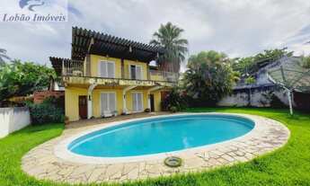 Imagem: Casa espaçosa com piscina e terreno amplo