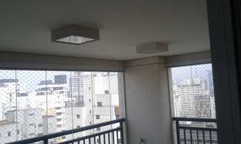 Imagem 3: Apartamento com 2 quartos sendo uma suíte, 1 vaga na garagem, sala com sacada fechada com