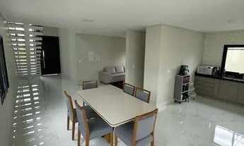 Imagem 3: Casa de alto padrão em condomínio, com 3 suítes e piscina