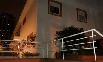 Imagem: Sobrado em Vila. Repleto de armário. Cozinha