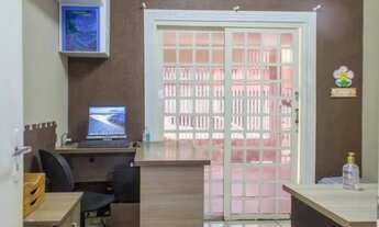 Imagem 6: Sobrado para venda possui 246 metros quadrados com 5 quartos 2 SUITES