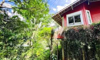 Imagem 2: Casa estilo cabana imersa à mata, rodeado de muito verde e ao pé da Pedra Grande em Atibai