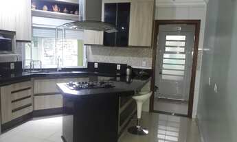 Imagem 2: Lindo sobrado com 3 dormitórios sendo 1 suíte, piscina e uma bela área gourmet - Jardim Be