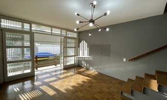 Imagem 2: Casa em condomínio fechado, com três pavimentos. Sendo, Térreo: 2 garagens, dependências d