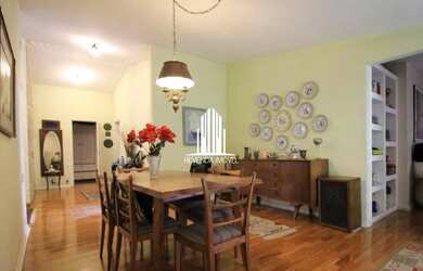 Imagem 5: 330m² de área construida, 3 dormitórios sendo 2 suítes, 5 banheiros, 3 salas, copa e cozin