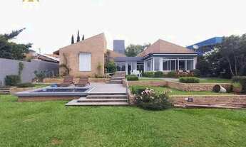 Imagem: Linda casa ajardinada em bairro nobre