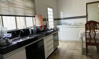 Imagem 7: Linda casa a venda e em ótima localização, contando com 3 quartos todos com armários e um