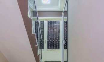 Imagem 3: Sobrado para venda possui 246 metros quadrados com 5 quartos 2 SUITES