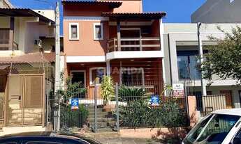 Imagem: Casa residencial, no estilo sobrado, com