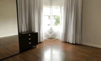 Imagem 6: Casa com 315m² de área construida com quatro quartos sendo 2 suítes e 2 demi-suites no Con