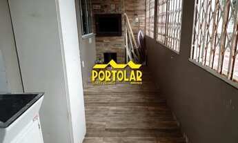 Imagem 3: Casa, em piso superior (segundo pavimento), com dois dormitórios, sala com lareira, sacada