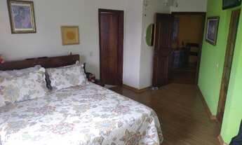 Imagem 4: Sobrado grande de esquina com 3 lojas anexas